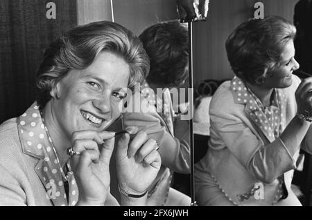 Vacances sur glace à Valkenburg, Sjoukje dans le dressing, 23 juillet 1964, dressing, pays-Bas, agence de presse du xxe siècle photo, nouvelles à retenir, documentaire, photographie historique 1945-1990, histoires visuelles, L'histoire humaine du XXe siècle, immortaliser des moments dans le temps Banque D'Images