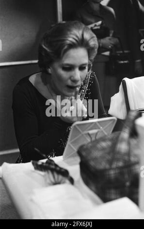 Vacances sur glace à Valkenburg, Sjoukje dans son dressing, 23 juillet 1964, dressing, pays-Bas, agence de presse du xxe siècle photo, nouvelles à retenir, documentaire, photographie historique 1945-1990, histoires visuelles, L'histoire humaine du XXe siècle, immortaliser des moments dans le temps Banque D'Images