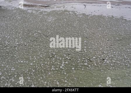 Vue d'arrière-plan texturée de l'océan arctique dans le nord du Manitoba, au Canada, avant que l'ie ne se soit complètement gelée pour l'hiver dans la baie d'Hudson. Banque D'Images