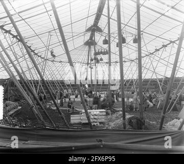 Cirque Mulliens à Amsterdam, construction de tentes, 21 août 1953, CONSTRUCTION, tentes, Pays-Bas, Agence de presse du XXe siècle photo, nouvelles à retenir, documentaire, photographie historique 1945-1990, histoires visuelles, L'histoire humaine du XXe siècle, immortaliser des moments dans le temps Banque D'Images