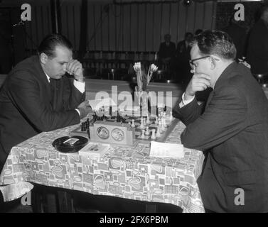 Le tournoi d'échecs du haut fourneau a commencé. 1er tour: Ludek Pachman (blanc) - Levente Lengyel, (noir) ½-½, 6 janvier 1965, échecs, Pays-Bas, Agence de presse du XXe siècle photo, nouvelles à retenir, documentaire, photographie historique 1945-1990, histoires visuelles, L'histoire humaine du XXe siècle, immortaliser des moments dans le temps Banque D'Images