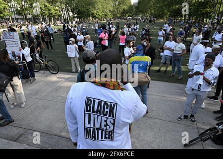 New York, États-Unis. 25 mai 2021. Les gens se rassemblent en souvenir de George Floyd à l'occasion du premier anniversaire de sa mort, à Cadman Plaza, dans le quartier de Brooklyn, New York, le 25 mai 2021. (Photo par Anthony Behar/Sipa USA) crédit: SIPA USA/Alay Live News Banque D'Images