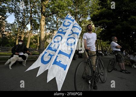 New York, États-Unis. 25 mai 2021. Les gens assistent à un rassemblement à Cadman Plaza en souvenir de George Floyd à l'occasion du premier anniversaire de sa mort, dans le quartier de Brooklyn à New York, NY, le 25 mai 2021. (Photo par Anthony Behar/Sipa USA) crédit: SIPA USA/Alay Live News Banque D'Images