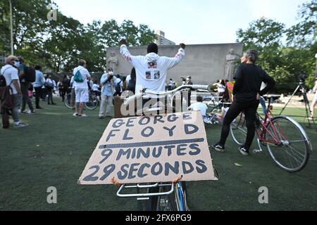 New York, États-Unis. 25 mai 2021. Les gens se rassemblent en souvenir de George Floyd à l'occasion du premier anniversaire de sa mort, à Cadman Plaza, dans le quartier de Brooklyn, New York, le 25 mai 2021. (Photo par Anthony Behar/Sipa USA) crédit: SIPA USA/Alay Live News Banque D'Images