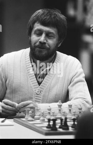 Tournoi d'échecs du haut fourneau, 1er tour; nos 11, 12 Andras Adorjan, nos 13, 14 Ger Ligterink, 13 janvier 1984, échecs, pays-Bas, photo de l'agence de presse du XXe siècle, nouvelles à retenir, documentaire, photographie historique 1945-1990, histoires visuelles, L'histoire humaine du XXe siècle, immortaliser des moments dans le temps Banque D'Images
