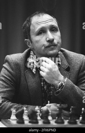 Tournoi d'échecs Blast Furnace, 1er tour ; Vladimir Toukmakov, 13 janvier 1984, échecs, Pays-Bas, Agence de presse du XXe siècle photo, nouvelles à retenir, documentaire, photographie historique 1945-1990, histoires visuelles, L'histoire humaine du XXe siècle, immortaliser des moments dans le temps Banque D'Images