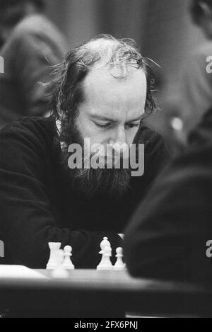 Tournoi d'échecs Blast Furnace, 1er tour ; Robert Hubner, 13 janvier 1984, échecs, Pays-Bas, Agence de presse du XXe siècle photo, nouvelles à retenir, documentaire, photographie historique 1945-1990, histoires visuelles, L'histoire humaine du XXe siècle, immortaliser des moments dans le temps Banque D'Images