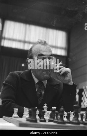 Tournoi d'échecs Blast Furnace, 1er tour ; Viktor Kortshnoij, 13 janvier 1984, échecs, Pays-Bas, Agence de presse du XXe siècle photo, nouvelles à retenir, documentaire, photographie historique 1945-1990, histoires visuelles, L'histoire humaine du XXe siècle, immortaliser des moments dans le temps Banque D'Images