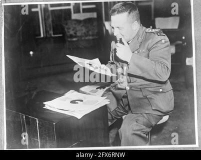 Le navire-hôpital Orange quitte Melbourne pour une mission auxiliaire à Batavia. Commandant du corps médical de l'Orange, le lieutenant-colonel J.H. Pettit (A.D.M.S. 1er. Div. New Zealand), 22 octobre 1945, médecins, enregistrements gramophones, Expédition, pays-Bas, Agence de presse du XXe siècle photo, nouvelles à retenir, documentaire, photographie historique 1945-1990, histoires visuelles, L'histoire humaine du XXe siècle, immortaliser des moments dans le temps Banque D'Images