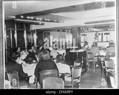 Le navire-hôpital Orange quitte Melbourne pour une mission d'aide à Batavia. Employés du personnel médical dans le restaurant de 1ère classe, 22 octobre 1945, expédition, pays-Bas, agence de presse du xxe siècle photo, nouvelles à retenir, documentaire, photographie historique 1945-1990, histoires visuelles, L'histoire humaine du XXe siècle, immortaliser des moments dans le temps Banque D'Images