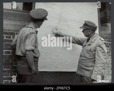 Nettoyage des mines terrestres à Hook of Holland. Le prisonnier de guerre allemand, le premier lieutenant Dräger, montre au capitaine Misseldine le titre de site de la mine terrestre à Hook of Holland. C'est compliqué et dangereux, car les cartes allemandes avaient été détruites et les travailleurs russes qui ont combattu les Allemands après la capitulation avaient posé des champs de mines sauvages sans les enregistrer sur des cartes., août 1945, prisonniers de guerre, mines terrestres, militaires, Officiers, Seconde Guerre mondiale, reconstruction, pays-Bas, Agence de presse du XXe siècle photo, nouvelles à retenir, documentaire, photographie historique 1945-1990, histoires visuelles, histoire humaine du Banque D'Images