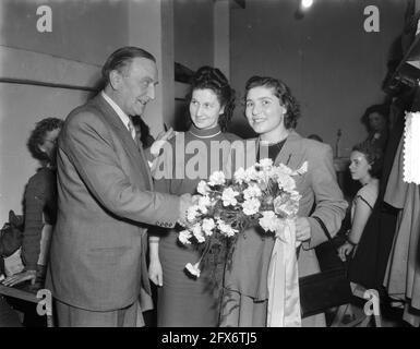 Huishoudbeurs Amsterdam, élection de la reine de tricot. Singer Cees Pruis sort fleurs, 8 février 1954, bouquets, salons de la maison, Salons de la beauté, pays-Bas, Agence de presse du XXe siècle photo, news to remember, documentaire, photographie historique 1945-1990, histoires visuelles, L'histoire humaine du XXe siècle, immortaliser des moments dans le temps Banque D'Images