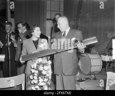 Huishoudbeurs Amsterdam, élection de la reine tricotage. Le gagnant reçoit une machine à tricoter, le 8 février 1954, machines à tricoter, Salons de la maison, salons de la beauté, pays-Bas, agence de presse du XXe siècle photo, news to remember, documentaire, photographie historique 1945-1990, histoires visuelles, L'histoire humaine du XXe siècle, immortaliser des moments dans le temps Banque D'Images