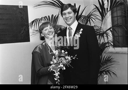 Le joueur de water-polo ton Buunk est marié à Vera Renema, 14 décembre 1979, fleurs, marié, Mariée, mariages, water polo, pays-Bas, agence de presse du XXe siècle photo, news to remember, documentaire, photographie historique 1945-1990, histoires visuelles, L'histoire humaine du XXe siècle, immortaliser des moments dans le temps Banque D'Images