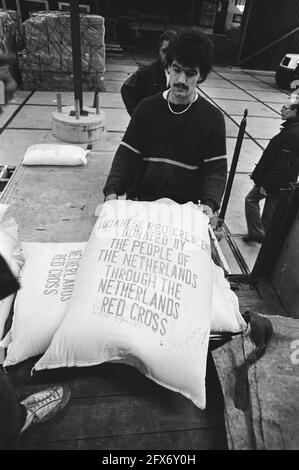 Les marchandises d'aide action 1 pour l'Afrique les sacs de farine de blé sont déchargés dans le hangar de Schiphol, 28 novembre 1984, actions, entrepôts, aéroports, Alimentation, pays-Bas, Agence de presse du XXe siècle photo, nouvelles à retenir, documentaire, photographie historique 1945-1990, histoires visuelles, L'histoire humaine du XXe siècle, immortaliser des moments dans le temps Banque D'Images