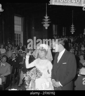 Mariage Anneke Gronloh avec Wim Jaap van de Laan, la mariée et marié, 31 août 1964, couples de mariage, mariages, pays-Bas, agence de presse du xxe siècle photo, nouvelles à retenir, documentaire, photographie historique 1945-1990, histoires visuelles, L'histoire humaine du XXe siècle, immortaliser des moments dans le temps Banque D'Images