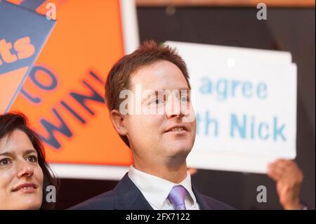 Nick Clegg, chef des libéraux démocrates avec son épouse Nick Clegg/Miriam González Durántez, en campagne aux élections générales de 2010 lors d'un rassemblement public. Palace Project, 5 Coburg Crescent, Tulse Hill, Londres, Royaume-Uni. 3 mai 2010 Banque D'Images