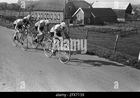 Championnats de club de cyclisme 1964 à Wijk bij Duurstede, équipe gagnante à UNE classe, Willebrod Wil Vooruit f.r.n.l. Wim van est, Piet, 23 septembre 1964, WIELREN, Équipes, pays-Bas, agence de presse du XXe siècle photo, news to remember, documentaire, photographie historique 1945-1990, histoires visuelles, L'histoire humaine du XXe siècle, immortaliser des moments dans le temps Banque D'Images