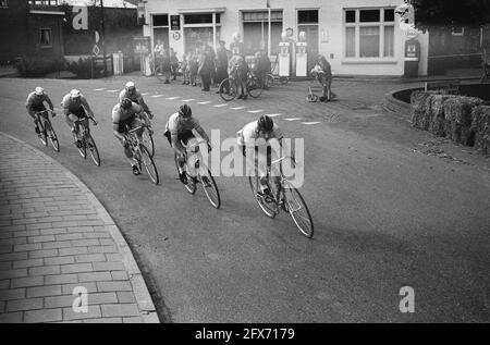 Championnats de club de cyclisme à Wijk bij Duurstede . L'équipe championne iOlympia Amsterdam n action à l'épreuve de temps d'équipe. J. Linders, Piet van est, J. Pieterre, Wim van est, de Jong, Van Ginneken, 27 septembre 1963, sports, courses de vélos, Pays-Bas, Agence de presse du XXe siècle photo, nouvelles à retenir, documentaire, photographie historique 1945-1990, histoires visuelles, L'histoire humaine du XXe siècle, immortaliser des moments dans le temps Banque D'Images