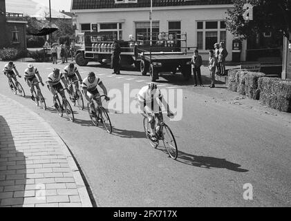 Championnats de club de cyclisme à Wijk bij Duurstede . L'équipe championne iOlympia Amsterdam n action à l'épreuve de temps d'équipe. J. Linders, Piet van est, J. Pieterre, Wim van est, de Jong, Van Ginneken, 27 septembre 1963, sports, courses de vélos, Pays-Bas, Agence de presse du XXe siècle photo, nouvelles à retenir, documentaire, photographie historique 1945-1990, histoires visuelles, L'histoire humaine du XXe siècle, immortaliser des moments dans le temps Banque D'Images