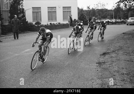 Championnats de club de cyclisme à Wijk bij Duurstede . L'équipe championne Olympia Amsterdam en action lors du procès en équipe. J. Linders, Piet van est, J. Pieterre, Wim van est, de Jong, Van Ginneken. Peter Post en tête, 27 septembre 1963, sports, cyclisme, Pays-Bas, Agence de presse du XXe siècle photo, nouvelles à retenir, documentaire, photographie historique 1945-1990, histoires visuelles, L'histoire humaine du XXe siècle, immortaliser des moments dans le temps Banque D'Images