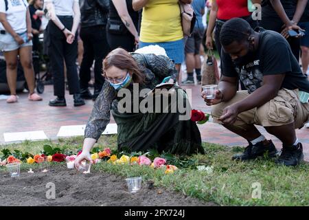 (210526) -- WASHINGTON, D.C., le 26 mai 2021 (Xinhua) -- les gens allument des bougies pour marquer le premier anniversaire de la mort de George Floyd à Washington, D.C., aux États-Unis, le 25 mai 2021. (Xinhua/Liu Jie) Credit: Liu Jie/Xinhua/Alay Live News Banque D'Images