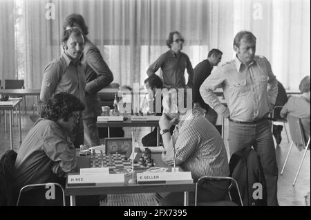 Tournoi d'échecs IBM, 7e tour; Hans Ree (l) jouer contre Geller (r) regarder Tuhmakov et Jansa (r), 23 juillet 1974, échecs, pays-Bas, agence de presse du xxe siècle photo, nouvelles à retenir, documentaire, photographie historique 1945-1990, histoires visuelles, L'histoire humaine du XXe siècle, immortaliser des moments dans le temps Banque D'Images