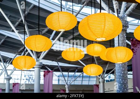 Lampes en papier jaunes sur fond gris industriel. Photo de l'intérieur moderne. Banque D'Images