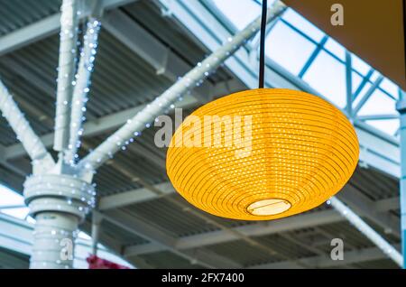 Lampes en papier jaunes sur fond gris industriel. Photo de l'intérieur moderne. Banque D'Images