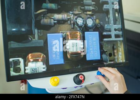 Woman examine les microcircuits sur un appareil spécial pour la lecture des malvoyants. Banque D'Images