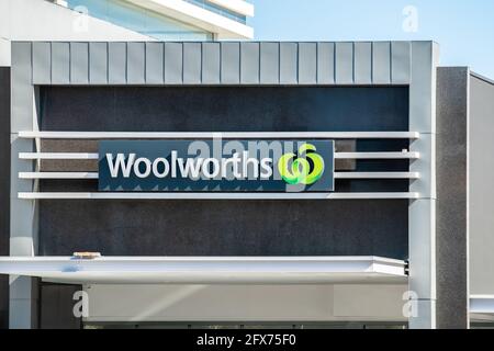 Adélaïde, Australie - 17 août 2019 : logo Woolworth au-dessus de l'entrée du centre commercial Unley par une belle journée Banque D'Images