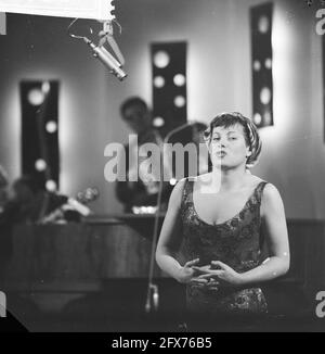 Colette Renard répète pour la télévision à Duivendrecht, 29 décembre 1961, pays-Bas, agence de presse du XXe siècle photo, news to Remember, documentaire, photographie historique 1945-1990, histoires visuelles, L'histoire humaine du XXe siècle, immortaliser des moments dans le temps Banque D'Images