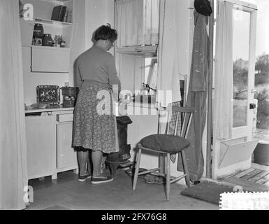 Dans les dunes de Zandvoort, les bunkers encore existants du mur de l'Atlantique sont maintenant habités en été ou en week-end. Cuisine sur un petit poêle dans le logement, 5 mai 1955, bunkers, dunes, Bâtiments, maisons de vacances, pays-Bas, Agence de presse du XXe siècle photo, nouvelles à retenir, documentaire, photographie historique 1945-1990, histoires visuelles, L'histoire humaine du XXe siècle, immortaliser des moments dans le temps Banque D'Images