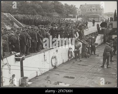 À Den Helder, les soldats allemands désarmés sont embarqués dans des bateaux LCT pour Harlingen, d'où le long voyage vers le Heimat est fait à pied. Tôt le matin, des milliers de soldats marchent de leurs camps au port pour finalement mettre la voile, mais pas à l'Angleterre, mais de retour à la patrie dévastée. Photo: En longues files d'attente les Allemands attendent leur tour pour mettre le pied à bord pour le grand voyage, juin 1945, guerres, la guerre, les pays-Bas, agence de presse du xxe siècle photo, nouvelles à retenir, documentaire, photographie historique 1945-1990, histoires visuelles, L'histoire humaine du XXe siècle, en capture Banque D'Images