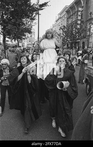 Le groupe d'action que nous exigeons des femmes démontre; dans le rôle de Lady Justice ( elle veut seulement remettre à la ministre de la Justice qui veut légaliser l'avortement), 27 septembre 1977, avortements, groupes d'action, Féminisme, libération des femmes, pays-Bas, Agence de presse du XXe siècle photo, nouvelles à retenir, documentaire, photographie historique 1945-1990, histoires visuelles, L'histoire humaine du XXe siècle, immortaliser des moments dans le temps Banque D'Images