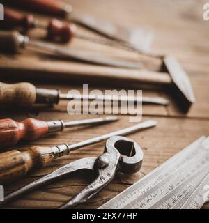 Outils professionnels de menuiserie vintage sur une table rustique en bois, travail du bois et bricolage concept, espace de copie vierge Banque D'Images