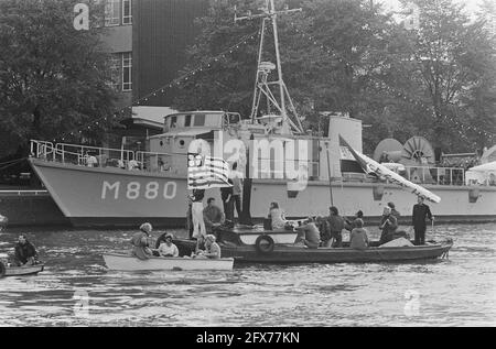 Des activistes bloquent les casernes marines à Amsterdam lors d'une action de bruit; des bateaux de protestation naviguent devant les navires de guerre, 23 septembre 1986, DES NAVIRES DE GUERRE, des activistes, les pays-Bas, agence de presse du xxe siècle photo, nouvelles à retenir, documentaire, photographie historique 1945-1990, histoires visuelles, L'histoire humaine du XXe siècle, immortaliser des moments dans le temps Banque D'Images