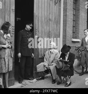 Inscription au dos de la photo [voir 041 0136]; ce couple a beaucoup souffert pendant l'occupation. Cependant, leur heure est également arrivée avec la libération. De tôt le matin jusqu'à tard dans la soirée, ils se sont assis à l'entrée de la prison de la Haye avec leurs documents de lecture et leur thermos pour assister à l'humiliation de leurs tormentors. Ils ont vu entre autres Mussert, Blokzijl et Huygen entrer dans leurs prisons, 1945, prisons, pays-Bas, photo de l'agence de presse du XXe siècle, nouvelles à retenir, documentaire, photographie historique 1945-1990, histoires visuelles, Histoire humaine du vingtième Banque D'Images