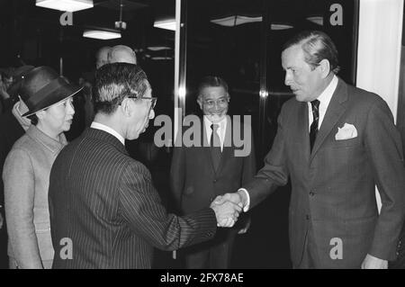 Le Prince Claus reçoit les premiers invités à l'aéroport de Schiphol pour assister au changement de trône; le Claus accueille le Prince Takahito Mikasa du Japon, à gauche sa femme, le 28 avril 1980, visites, mains tremblantes, princes, pays-Bas, agence de presse du XXe siècle photo, news to remember, documentaire, photographie historique 1945-1990, histoires visuelles, L'histoire humaine du XXe siècle, immortaliser des moments dans le temps Banque D'Images