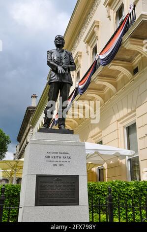 Statue du maréchal en chef de l'air Sir Keith Park, Waterloo place, Londres, Royaume-Uni. Par Athenaeum Club, décoré pour Jubilé. Plaque du défenseur de Londres 1940 Banque D'Images