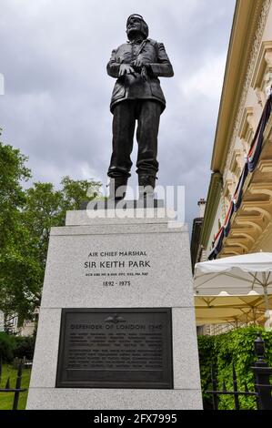 Statue du maréchal en chef de l'air Sir Keith Park, Waterloo place, Londres, Royaume-Uni. Par Athenaeum Club, décoré pour Jubilé. Plaque du défenseur de Londres 1940 Banque D'Images