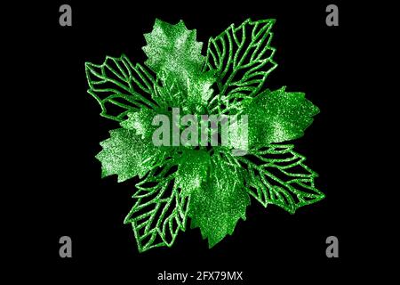Fleur verte fond noir foncé isolé de près, belle fleur en métal vert, feuilles métalliques brillantes, motif floral, décoration d'arbre de Noël Banque D'Images