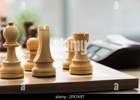 Échiquier avec pièces arrangées et horloge d'échecs: Tournoi de jeu de stratégie Banque D'Images