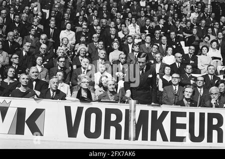 Le Prince Claus ouvre le complexe sportif d'Ahoy, Rotterdam; le Prince Claus appuie sur Button, 15 janvier 1971, ouvertures, pays-Bas, agence de presse du xxe siècle photo, nouvelles à retenir, documentaire, photographie historique 1945-1990, histoires visuelles, L'histoire humaine du XXe siècle, immortaliser des moments dans le temps Banque D'Images