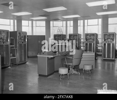 Mise en service du centre de traitement électronique des données au KLM de la Haye, 6 novembre 1959, mise en service, centres de traitement des données, pays-Bas, agence de presse du xxe siècle photo, nouvelles à retenir, documentaire, photographie historique 1945-1990, histoires visuelles, L'histoire humaine du XXe siècle, immortaliser des moments dans le temps Banque D'Images