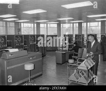 Mise en service du centre de traitement électronique des données au KLM de la Haye, 6 novembre 1959, mise en service, centres de traitement des données, pays-Bas, agence de presse du xxe siècle photo, nouvelles à retenir, documentaire, photographie historique 1945-1990, histoires visuelles, L'histoire humaine du XXe siècle, immortaliser des moments dans le temps Banque D'Images