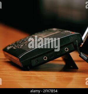 Récepteur radio analogique noir sur une table en bois Banque D'Images