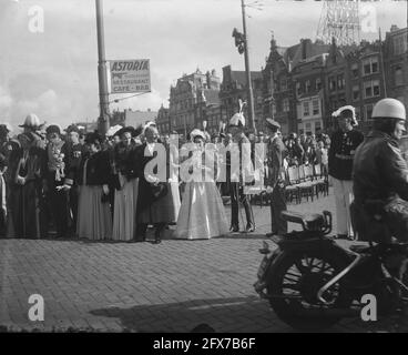 Inauguration de la reine Juliana. Visite avec le bus Golden à travers Amsterdam. Les invités royaux étrangers au coin du Rokin et de la Muntplein, attendant le passage de la procession avec le Golden Coach. Au milieu la jeune princesse Margaret d'Angleterre, avec le comte d'Athlone à sa droite, 6 septembre 1948, inaugurations, famille royale, promenades en calèche, Pays-Bas, Agence de presse du XXe siècle photo, nouvelles à retenir, documentaire, photographie historique 1945-1990, histoires visuelles, L'histoire humaine du XXe siècle, immortaliser des moments dans le temps Banque D'Images