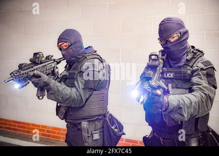 Les membres de l'équipe d'armes à feu de Devon et de la police de Cornwall sur le champ de tir au quartier général de la force à Exeter, alors qu'ils se préparent au prochain Sommet du G7 à Cornwall. Date de la photo: Mardi 25 mai 2021. Banque D'Images