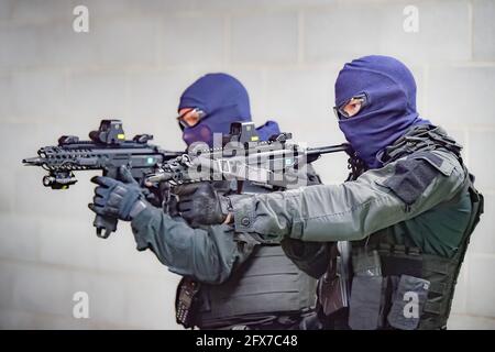 Les membres de l'équipe d'armes à feu de Devon et de la police de Cornwall sur le champ de tir au quartier général de la force à Exeter, alors qu'ils se préparent au prochain Sommet du G7 à Cornwall. Date de la photo: Mardi 25 mai 2021. Banque D'Images